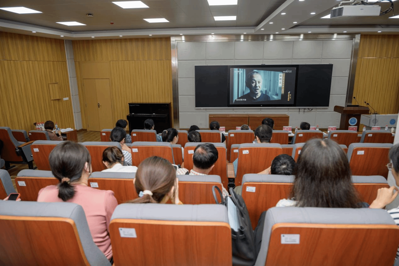 草榴
召开全面从严治党暨师德师风警示教育会